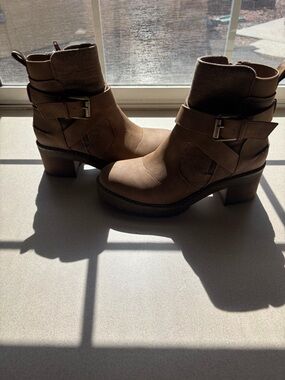 B52 by bullboxer Women’s Tan Ankle Boots with Buckle Detail